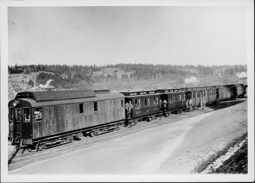 Vid Valdemarsviks Station, fem äldre vagnar med laternin tillkopplade